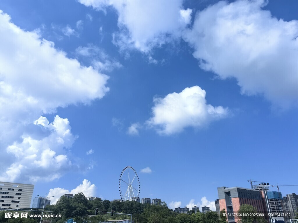 城市上空的蓝天白云