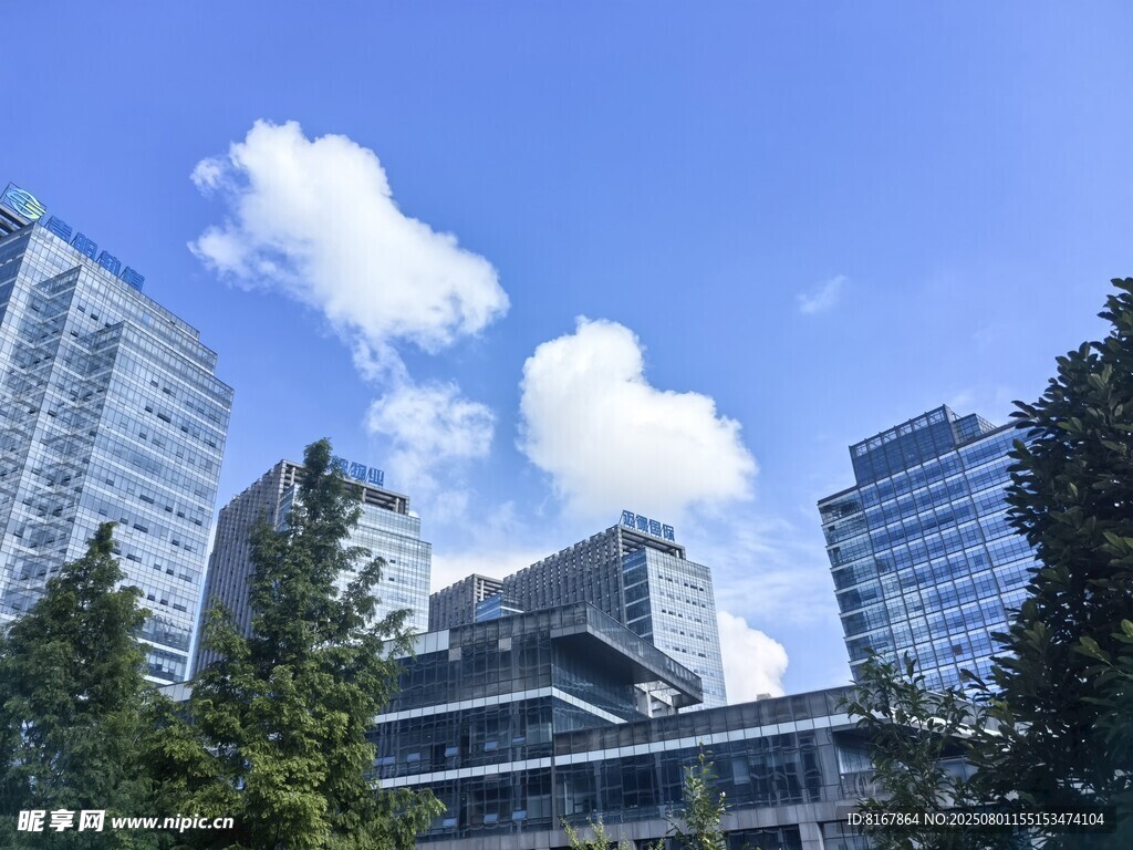 现代都市高楼与蓝天白云