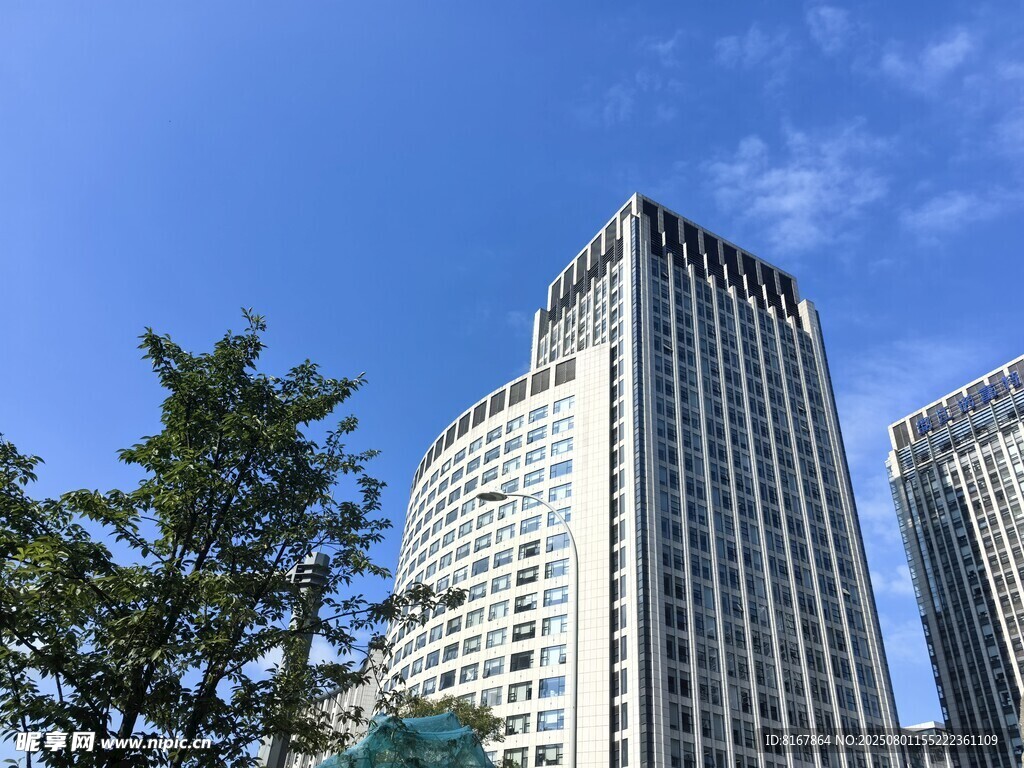 都市高楼与绿树相映