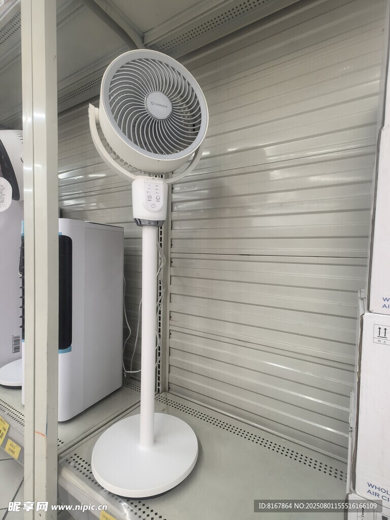 立式风扇展示于货架上