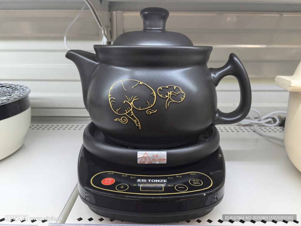 黑色电陶炉上的中式茶壶
