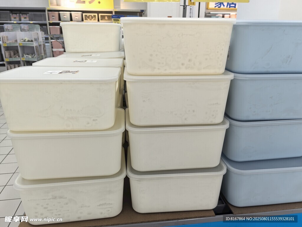 整齐堆叠的收纳箱
