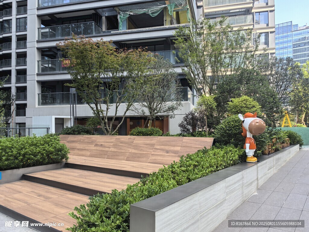 城市中休憩的户外木质平台