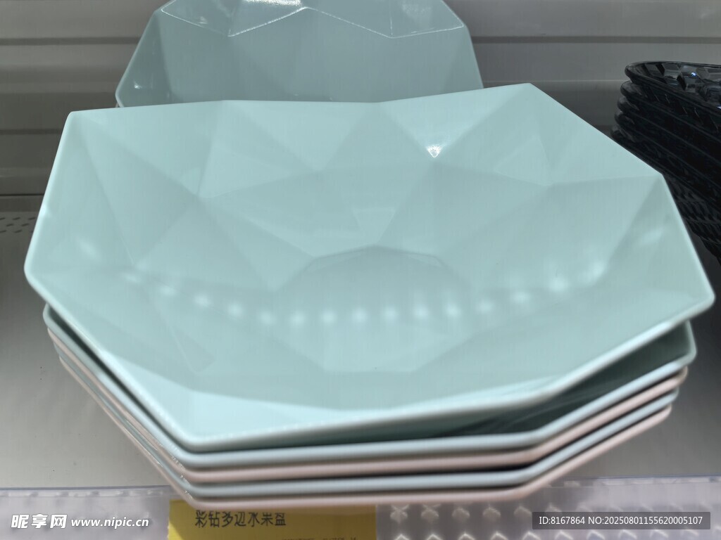 浅绿色几何造型餐盘堆叠
