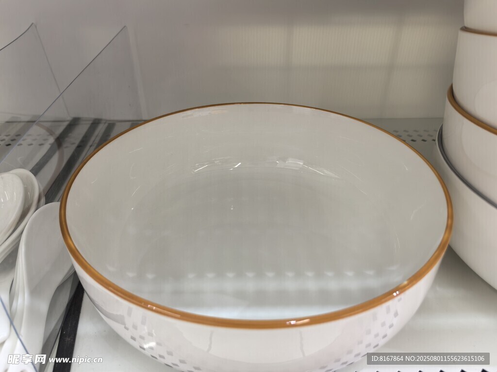 金边白色瓷盘陈列展示