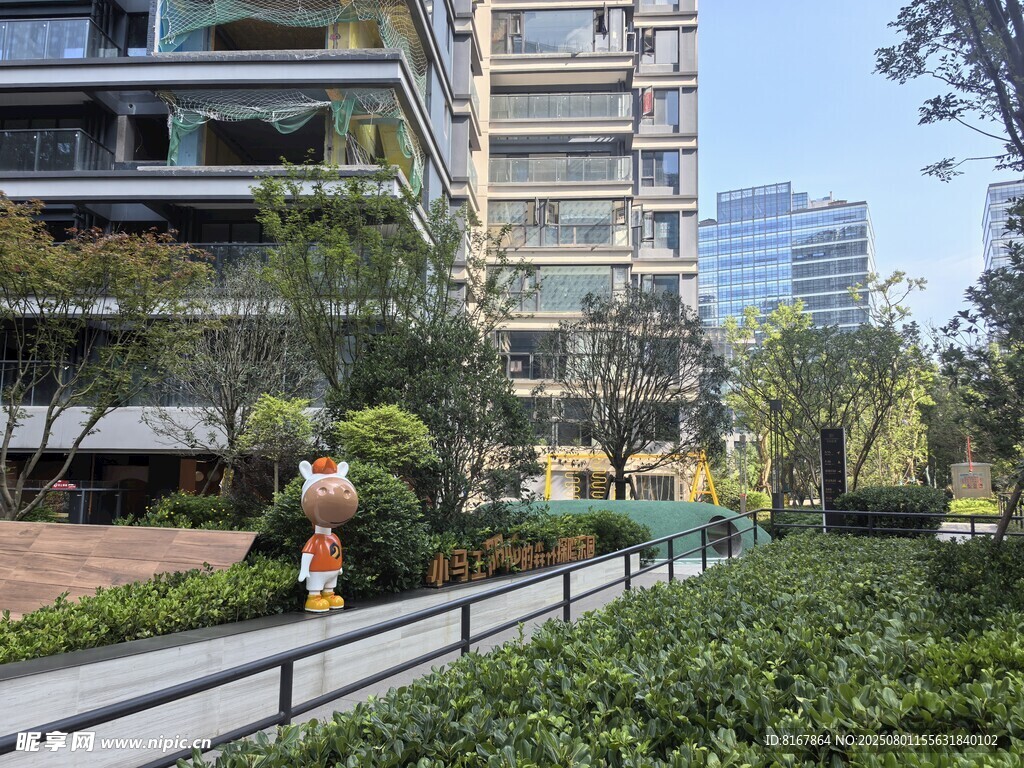 城市中惬意的户外漫步场景