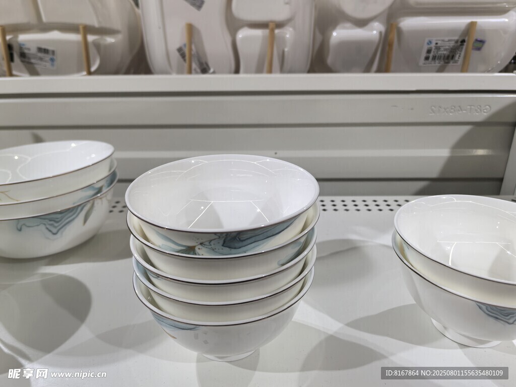 堆叠摆放的精致白色餐具