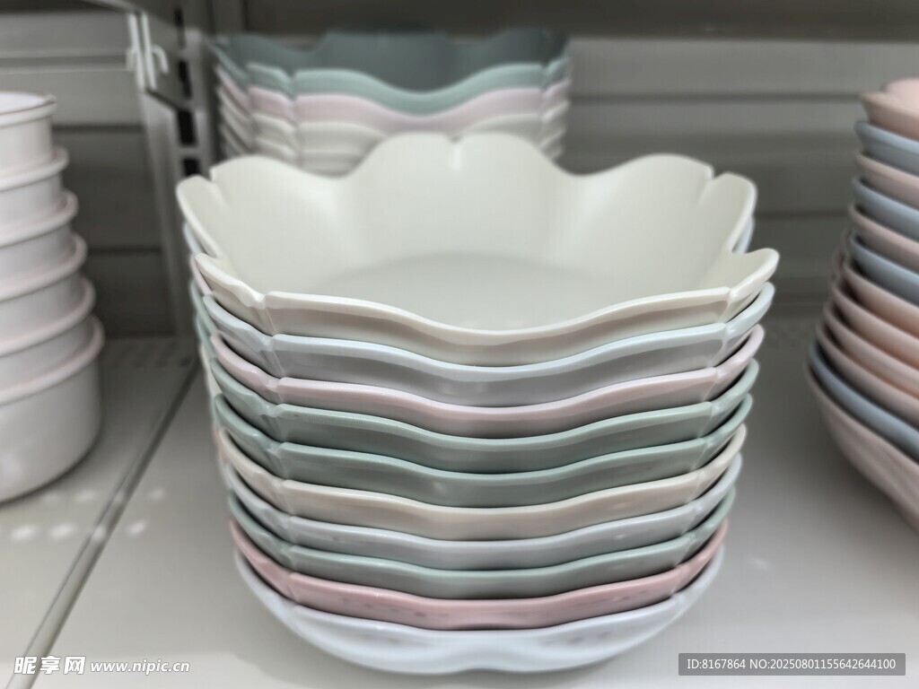 多彩波纹碗堆叠展示