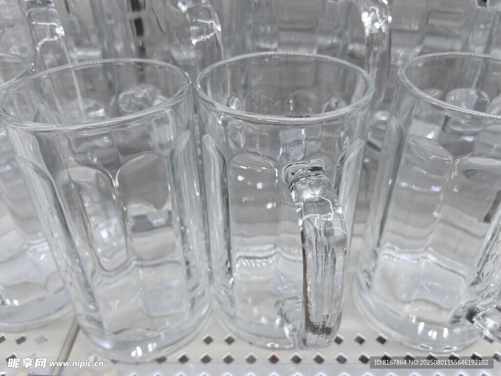 透明玻璃杯整齐陈列