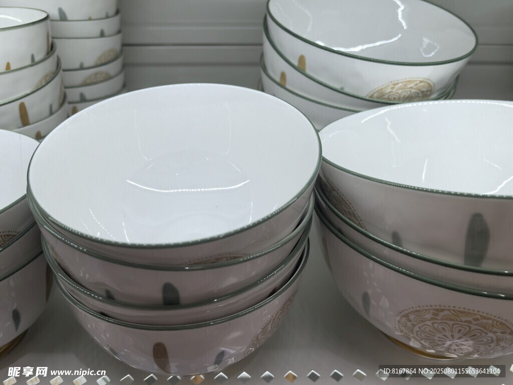 堆叠的精美陶瓷碗具