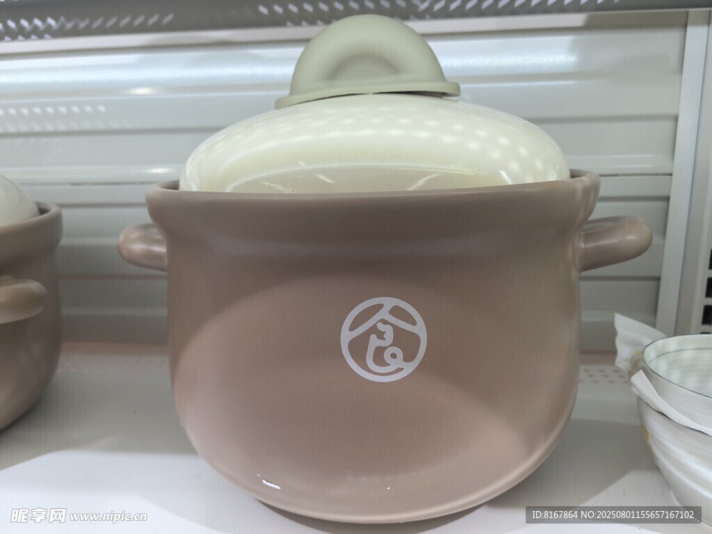 古朴陶瓷炖锅展示