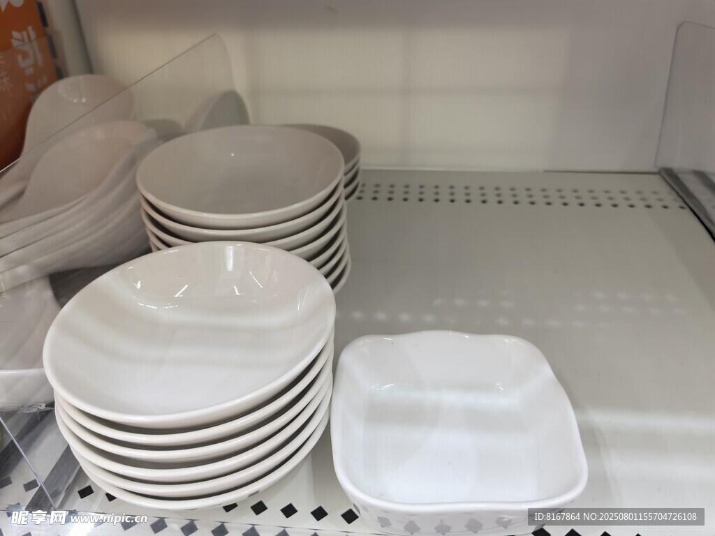 货架上的多样白色餐具