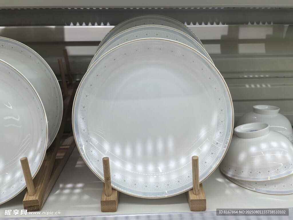 精美白色餐具陈列展示
