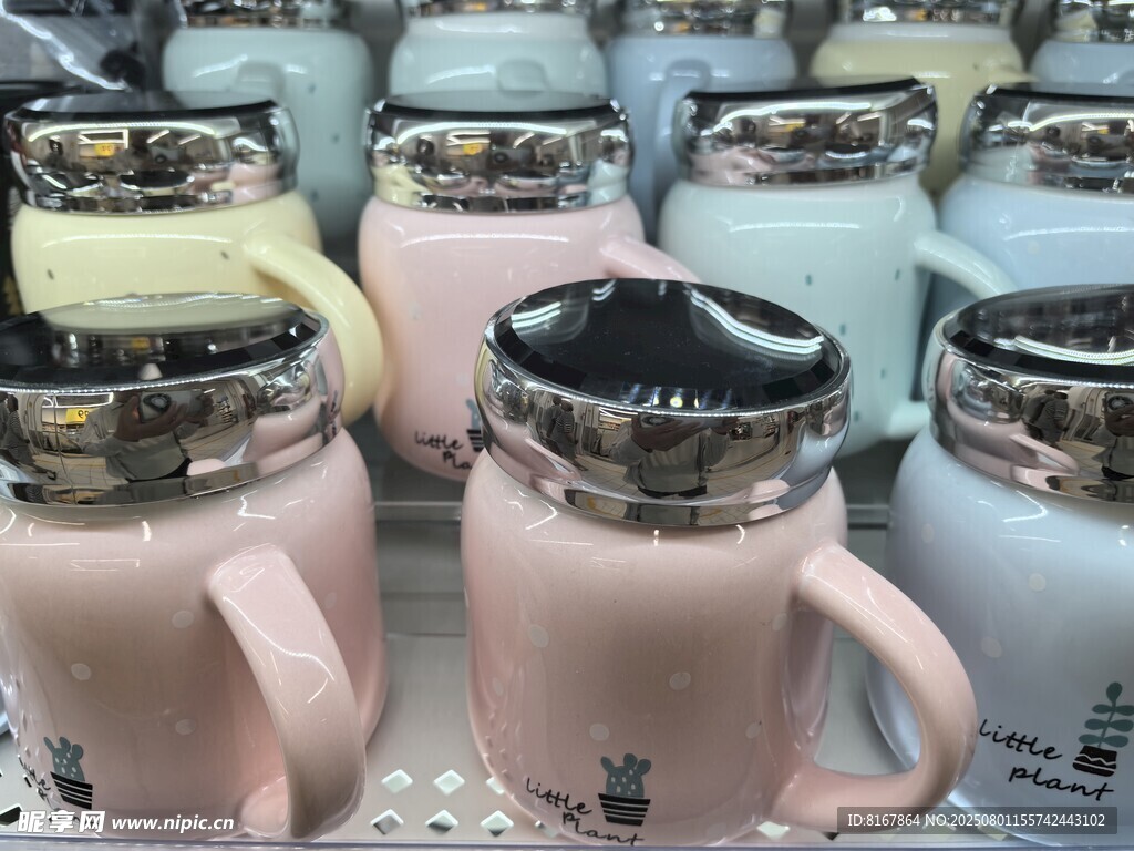 多彩保温杯整齐陈列