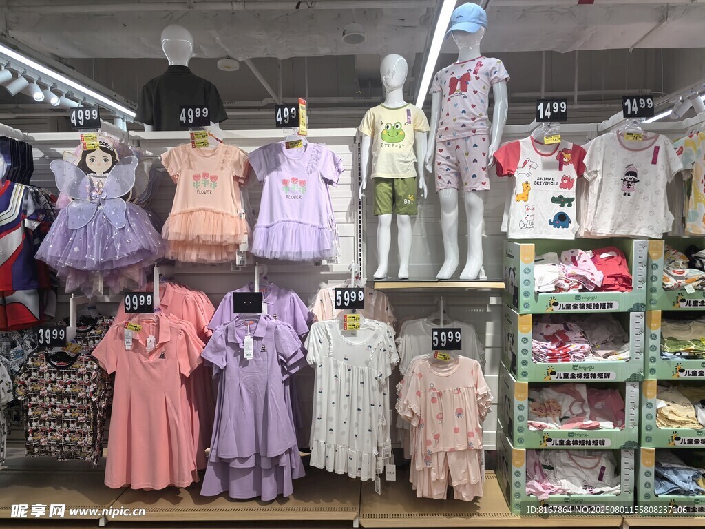 儿童服装店陈列展示