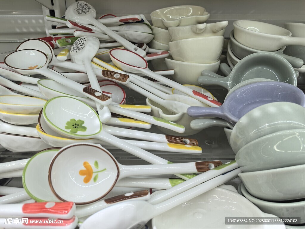 杂乱摆放的各式餐具厨具