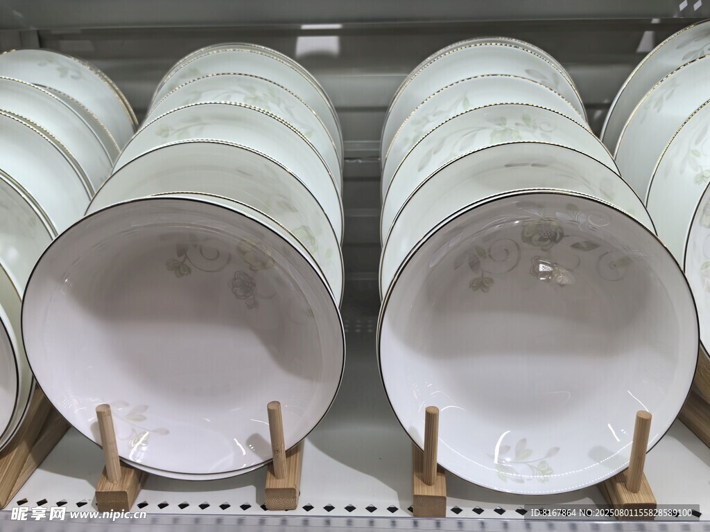 整齐堆叠的白色陶瓷餐盘