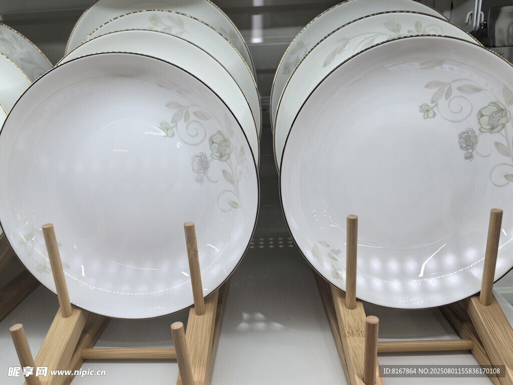 精美瓷盘整齐陈列