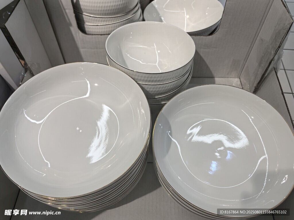 白色精美瓷盘展示