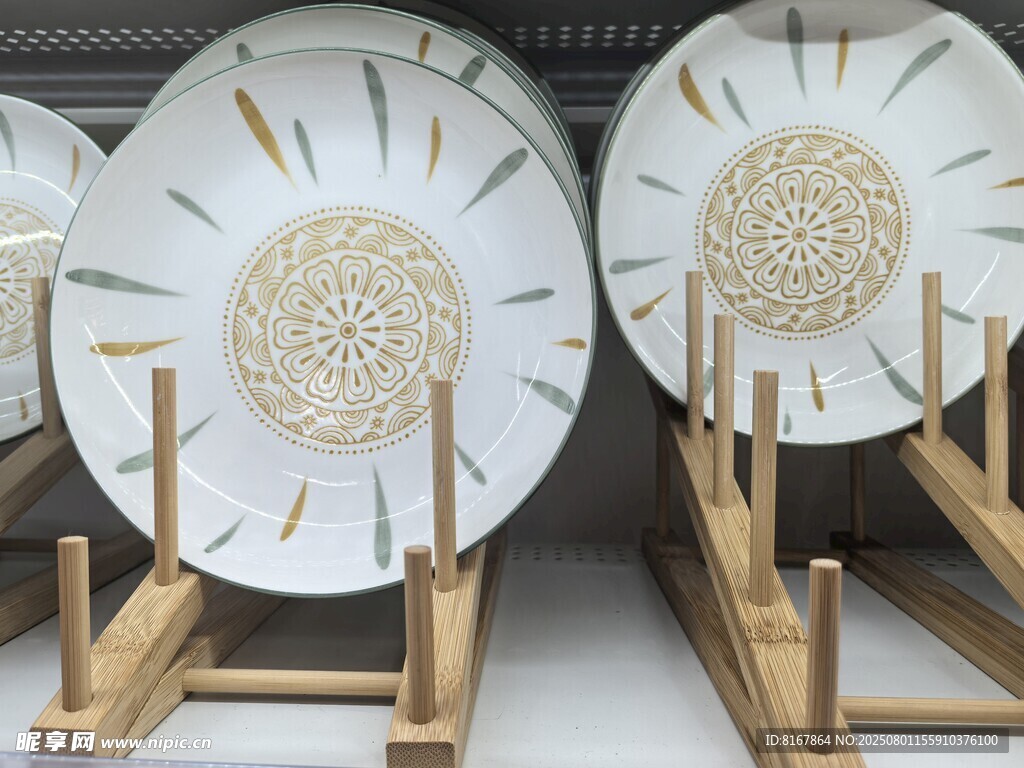 精美陶瓷盘展示架上陈列