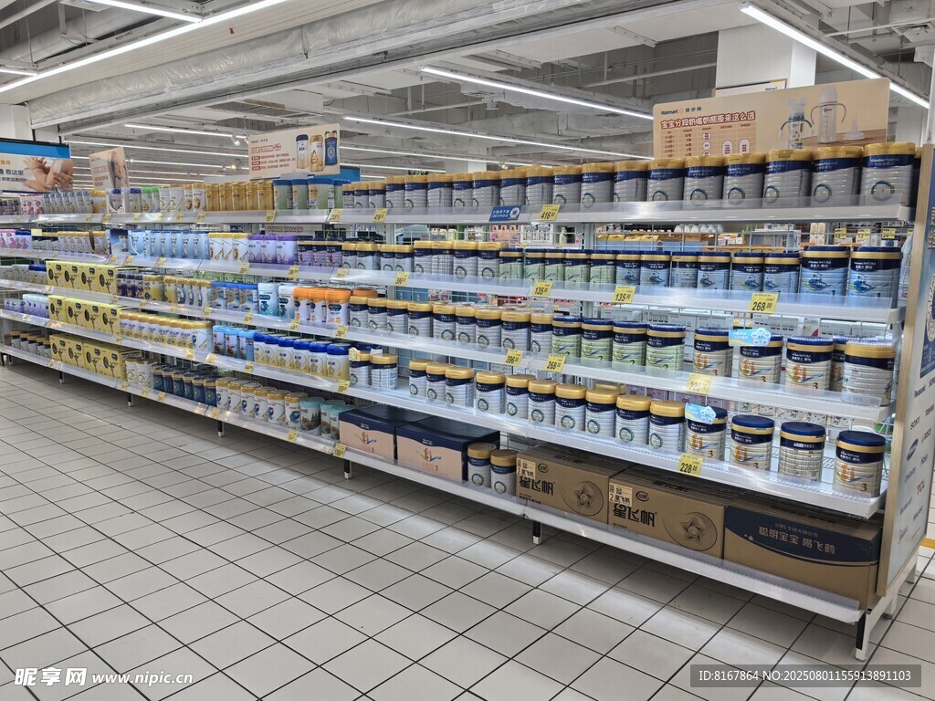 超市货架上的丰富商品