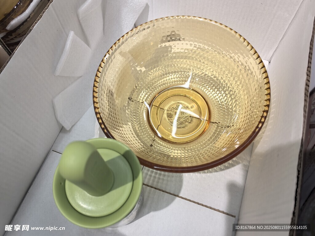 金色碗与绿色杯具组合