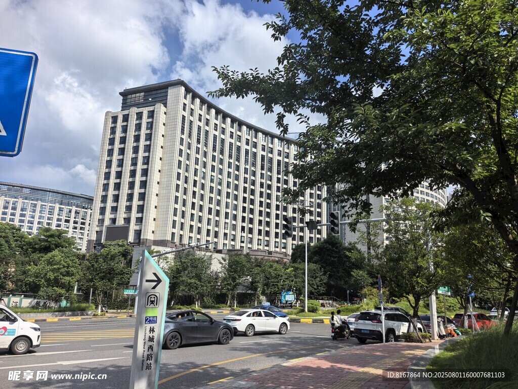城市街道旁的高楼建筑