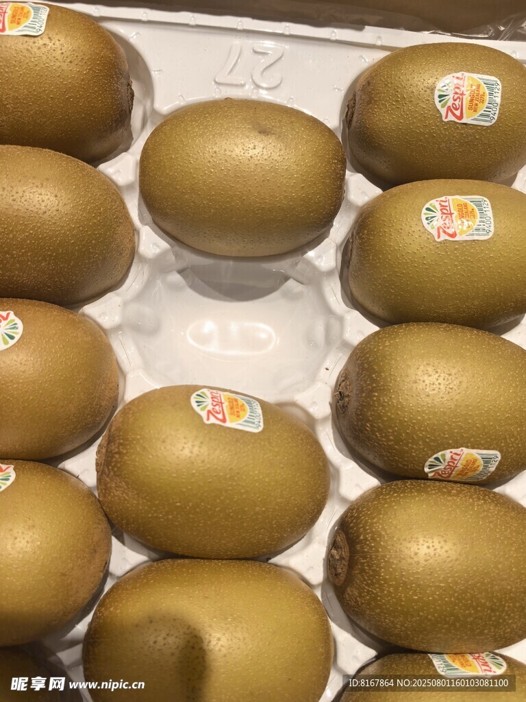 整齐摆放的金奇异果