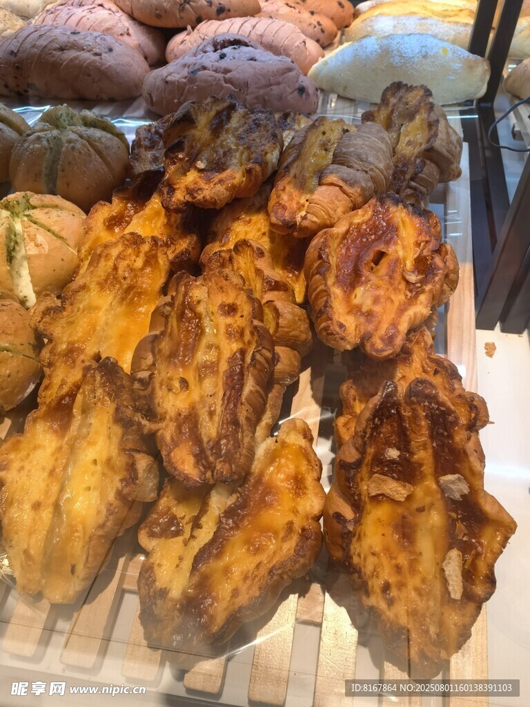 美味烤鸡与多样面包