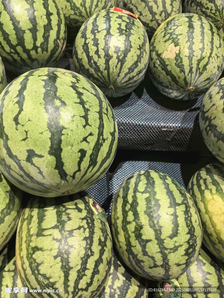 新鲜诱人的堆叠西瓜