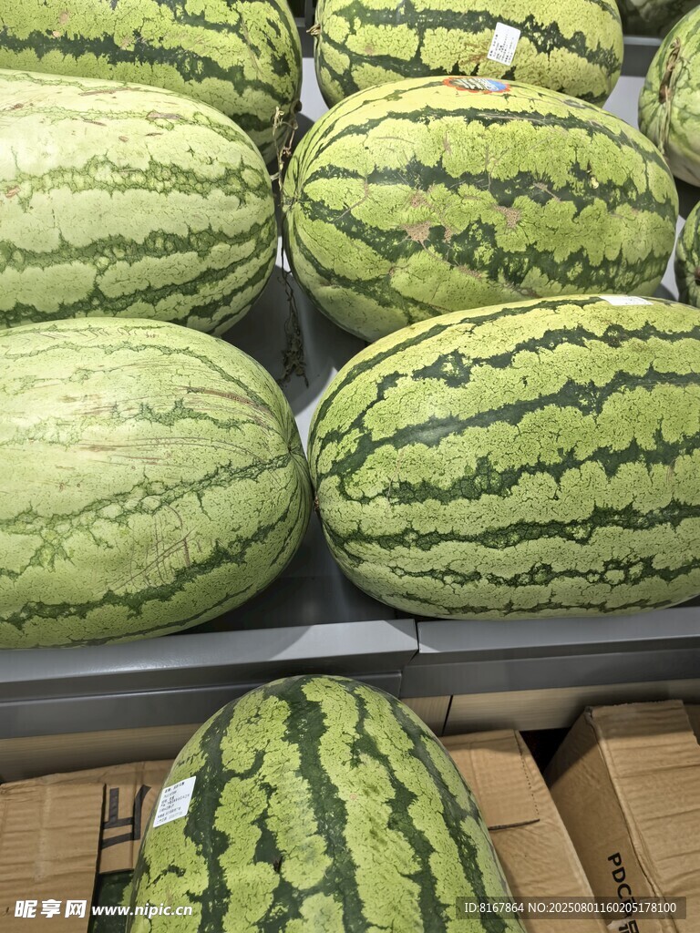 货架上摆放的新鲜大西瓜