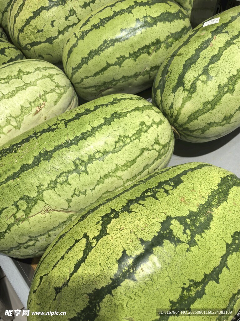 新鲜饱满的条纹西瓜