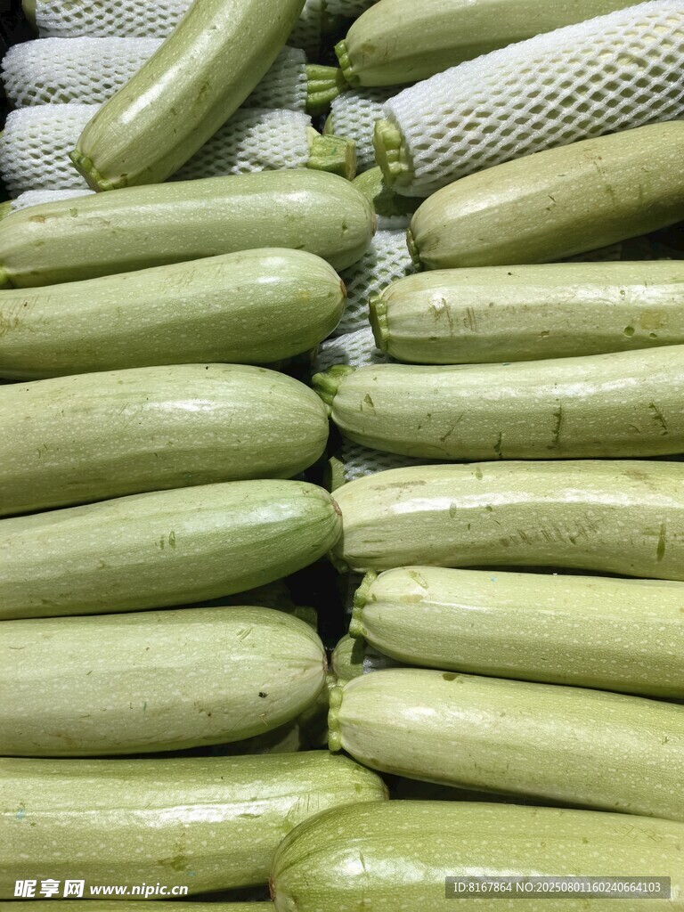 整齐摆放的新鲜西葫芦