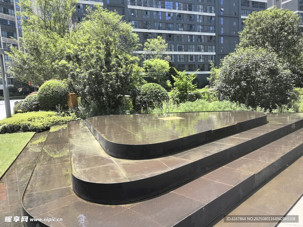 城市中的阶梯式景观水池