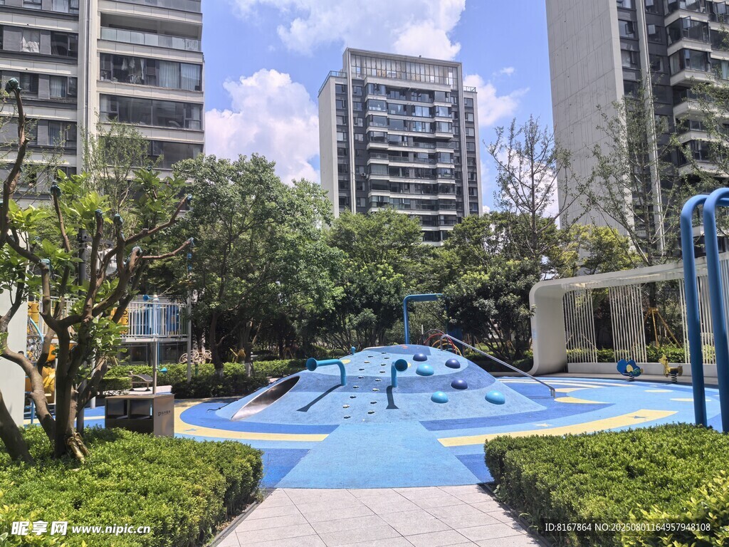 小区内的休闲泳池景观