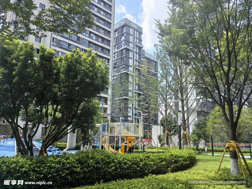 现代都市中的绿意住宅区