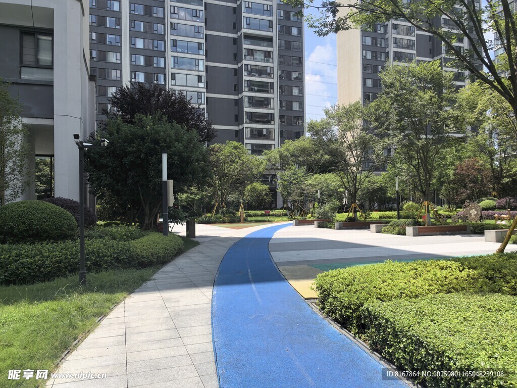 小区内的蓝色休闲步道