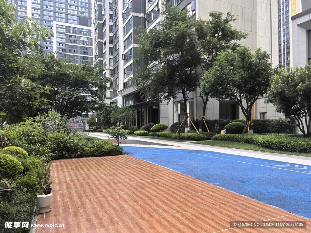 小区内的休闲泳池景观