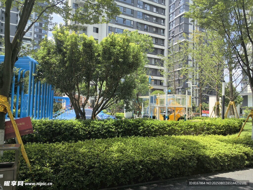 小区内的绿植与游乐设施