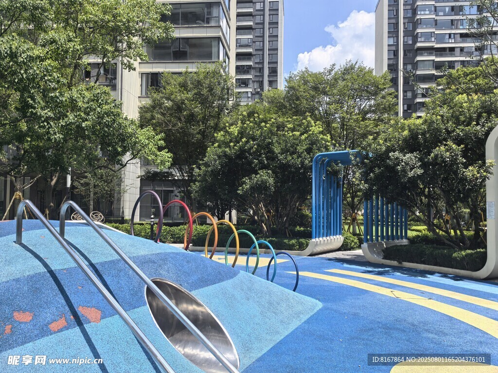小区内的儿童游乐设施场景