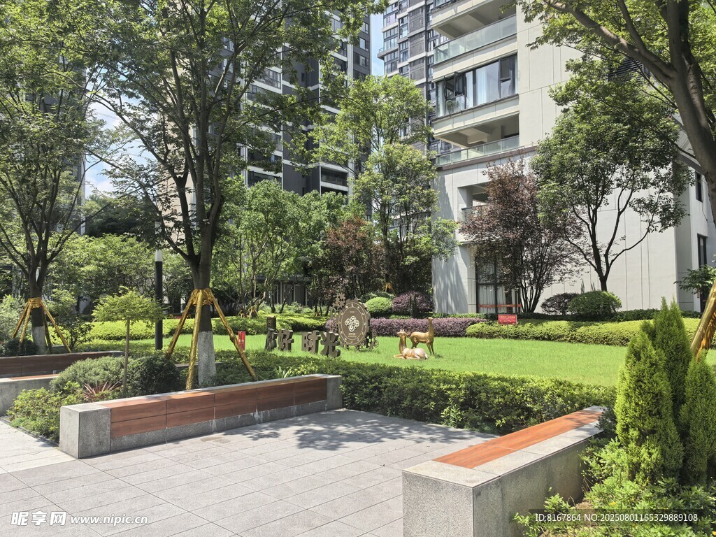 小区内的绿意盎然休闲区
