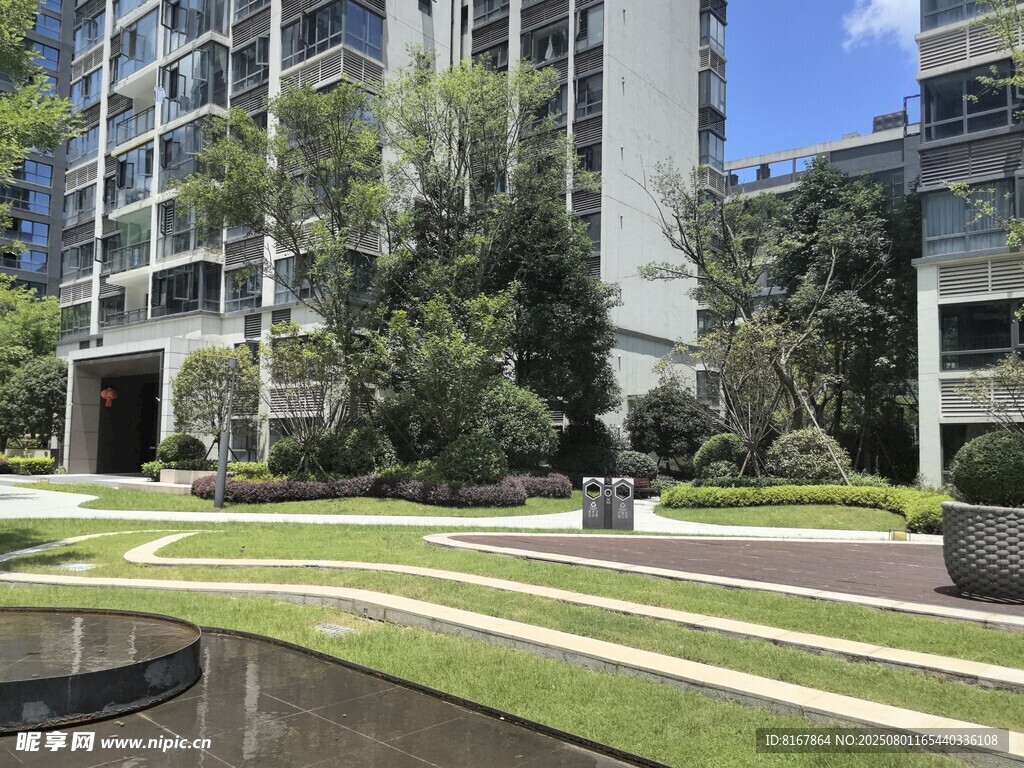 现代都市中的精致园林景观