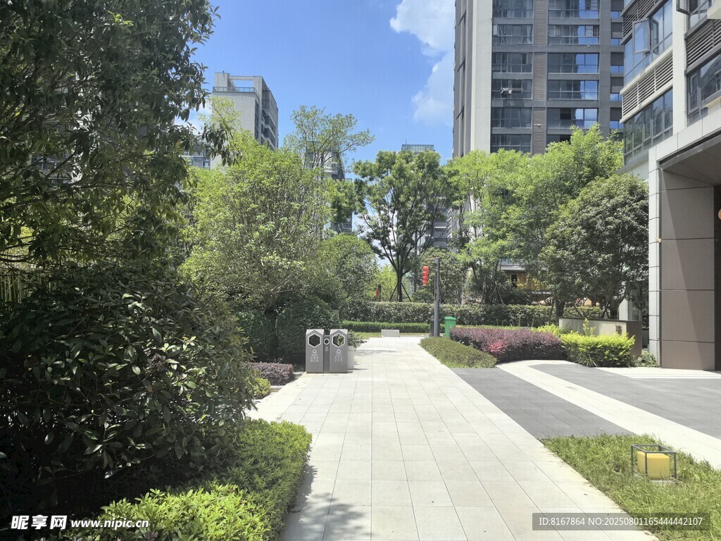小区内的优美景观步道