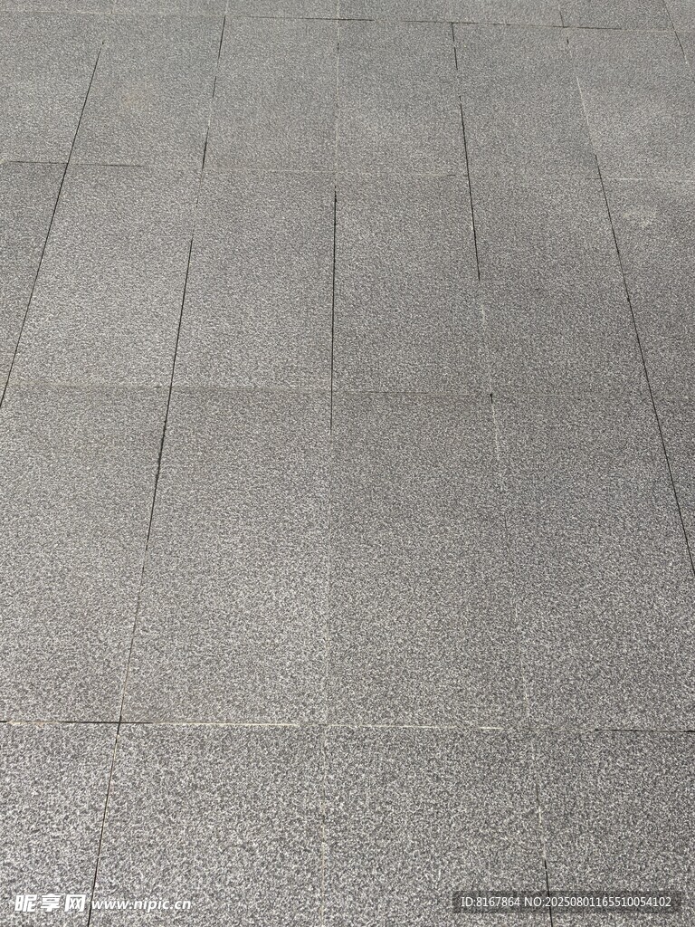 灰色石材铺就的平整地面