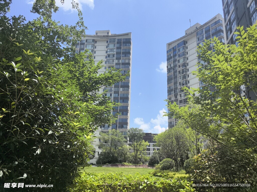 绿树环绕的高层住宅区