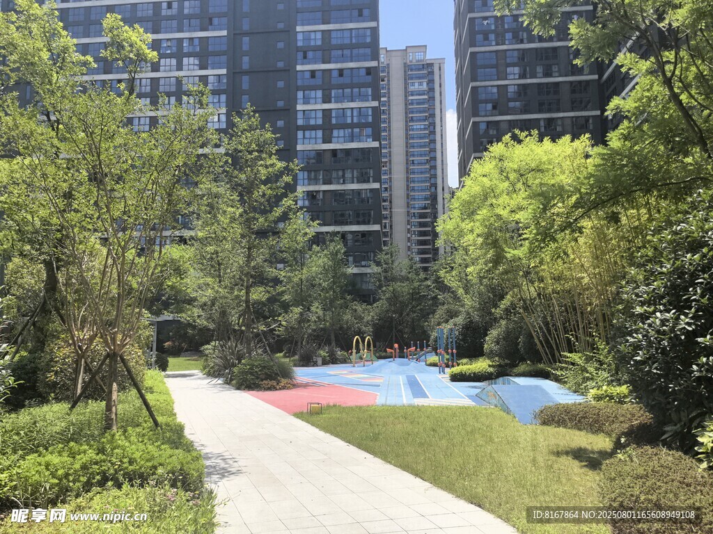 都市中静谧的绿化景观