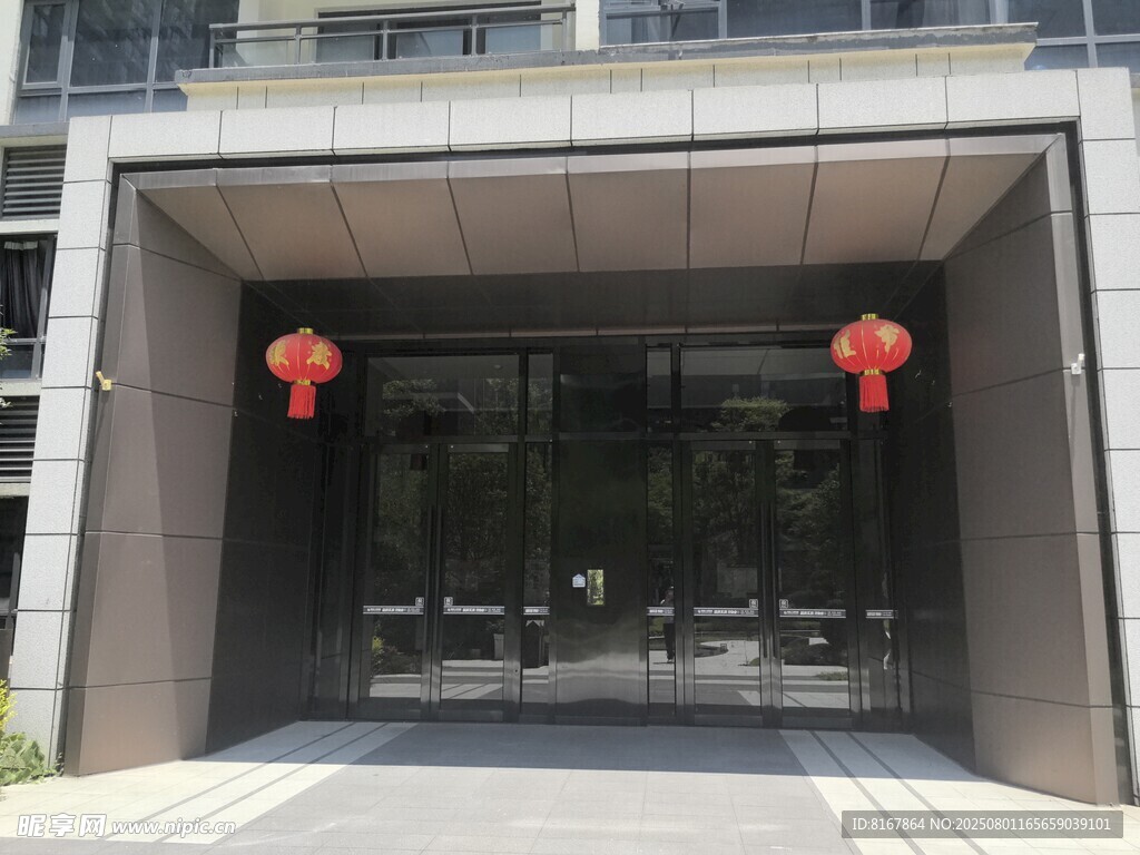 挂红灯笼的现代建筑入口