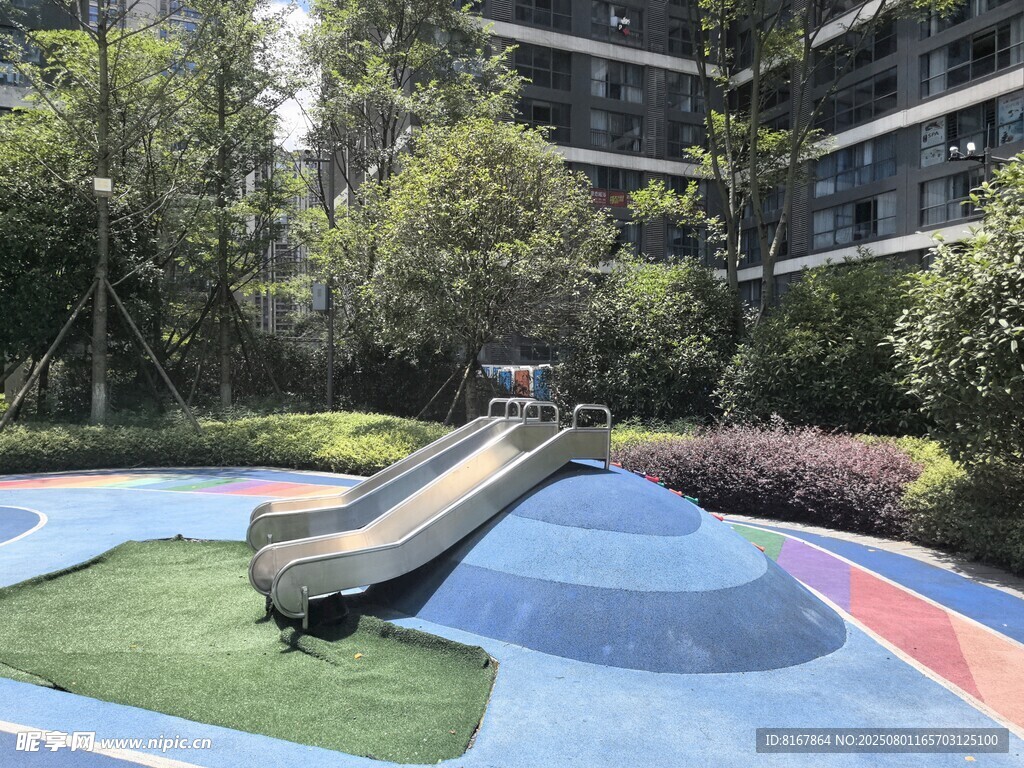 小区内的儿童滑梯游乐区