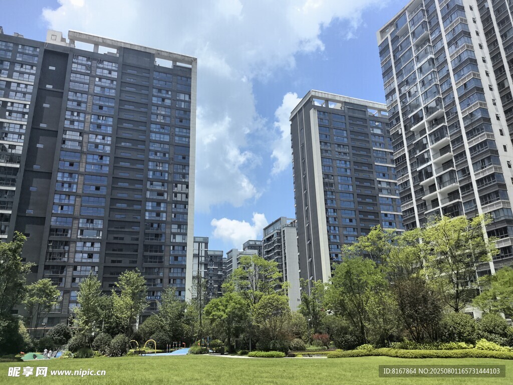城市高楼旁的绿意草坪