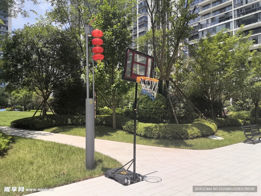 小区内的户外篮球架设施